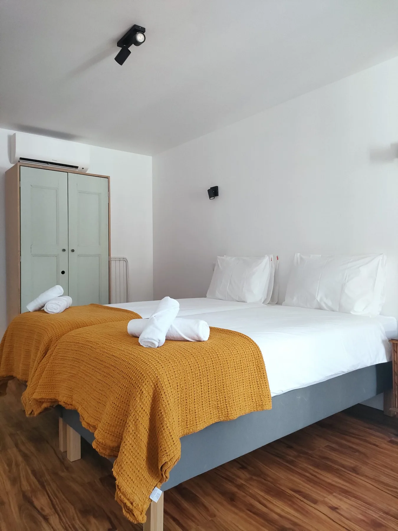 Habitación de huéspedes con una cama doble