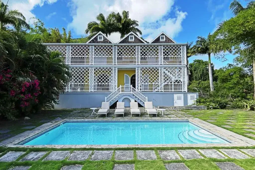 Exterior de Yellow Manor House con piscina privada