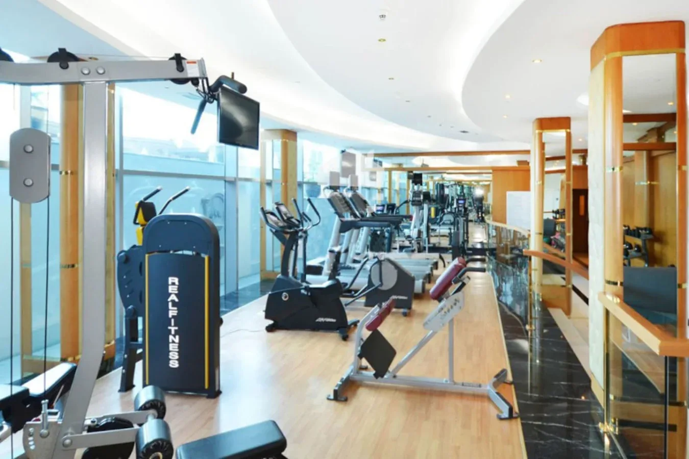 Un gimnasio con máquinas de ejercicio y equipo de pesas.