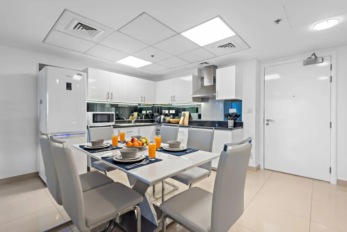 Una cocina luminosa con comedor y una mesa preparada para comer.