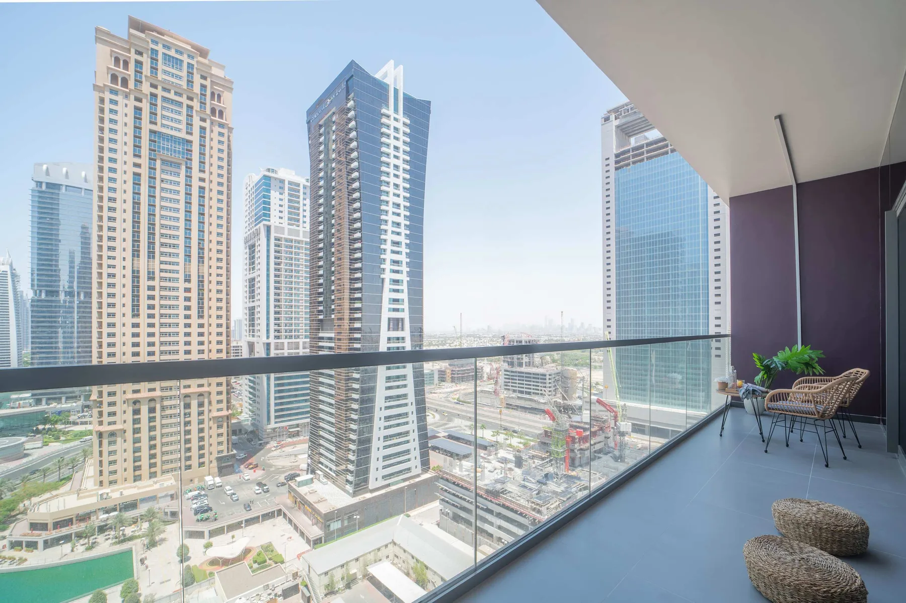 Un balcón en altura ofrece vistas de varios edificios modernos de la ciudad.