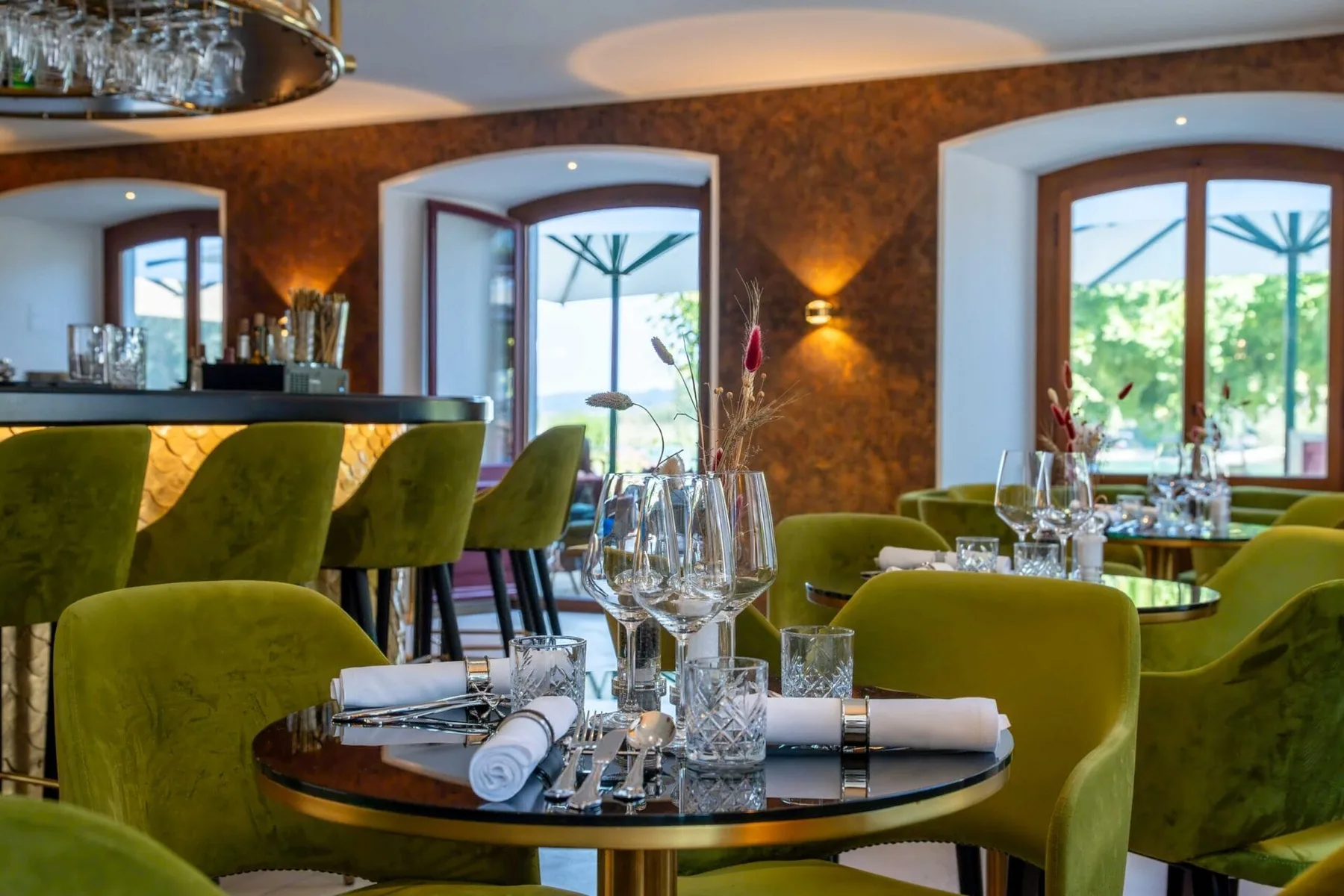 Brasserie con mesas puestas