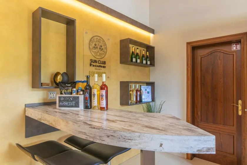 Un mostrador de recepción con bebidas y una puerta de madera.