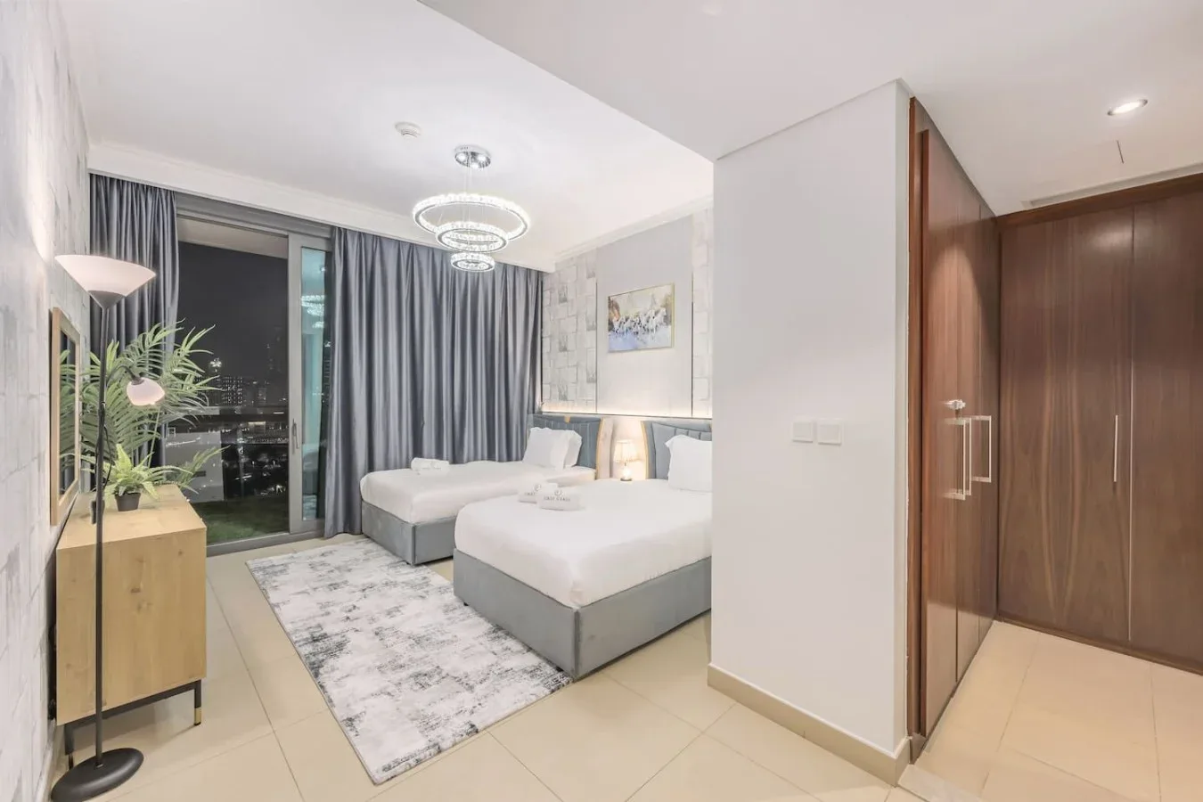 Un dormitorio con una cama, una zona de estar y ventanales.