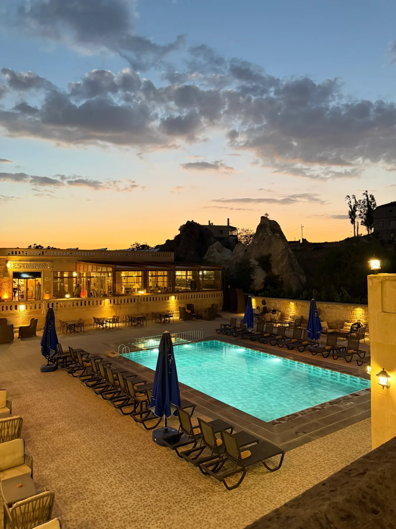 La piscina al aire libre del hotel