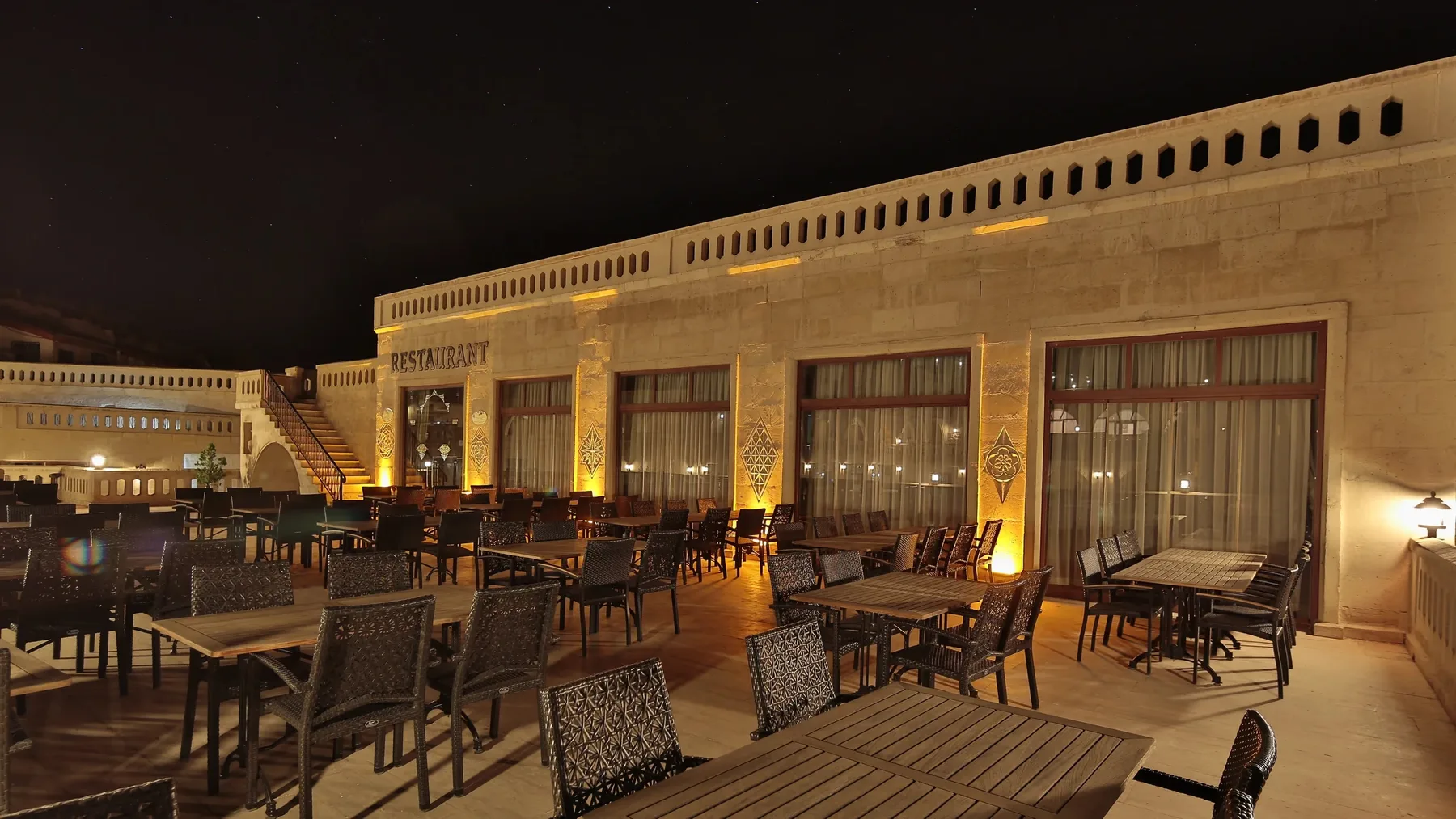 La terraza del restaurante Doğa al anochecer