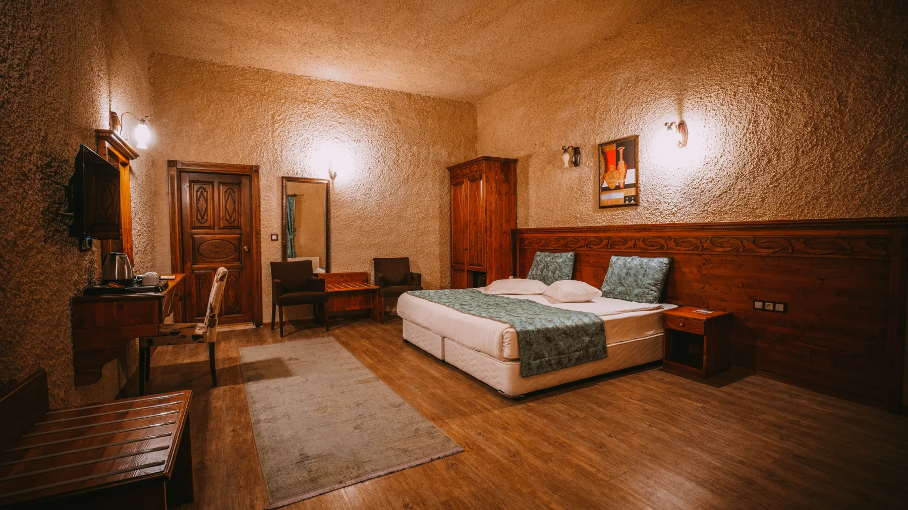 La cama doble y la zona de estar de la habitación Luna de Miel