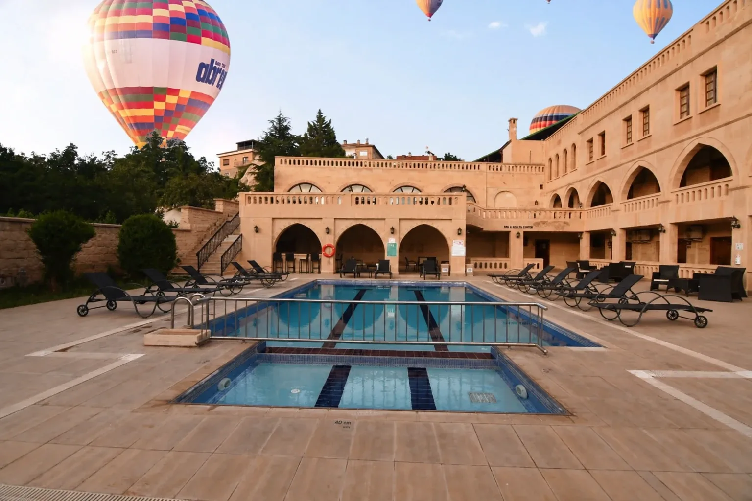 Globos aerostáticos sobre el patio y la piscina del hotel