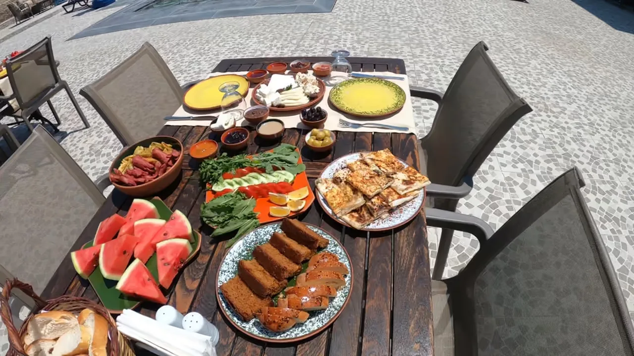 Una mesa preparada para el desayuno en el patio del hotel