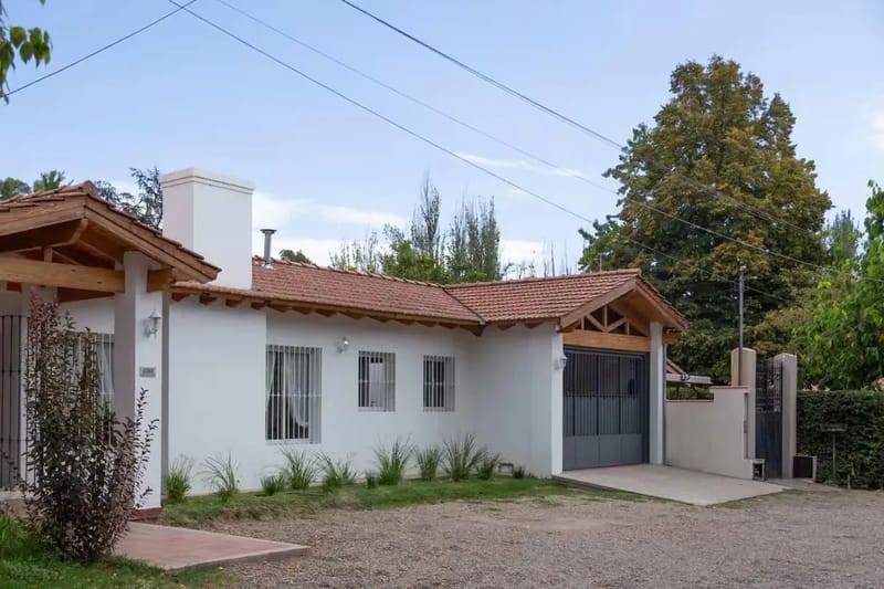 Bright 4BR Home w/ Amazing Pool in Mendoza
