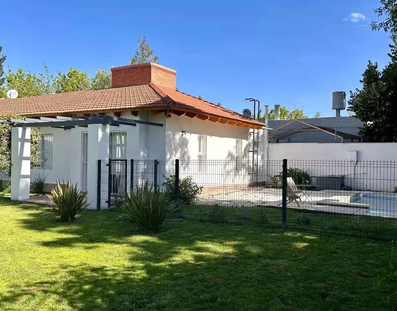 Bright 4BR Home w/ Amazing Pool in Mendoza