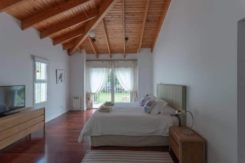Bright 4BR Home w/ Amazing Pool in Mendoza