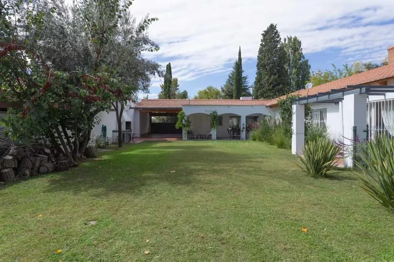 Bright 4BR Home w/ Amazing Pool in Mendoza