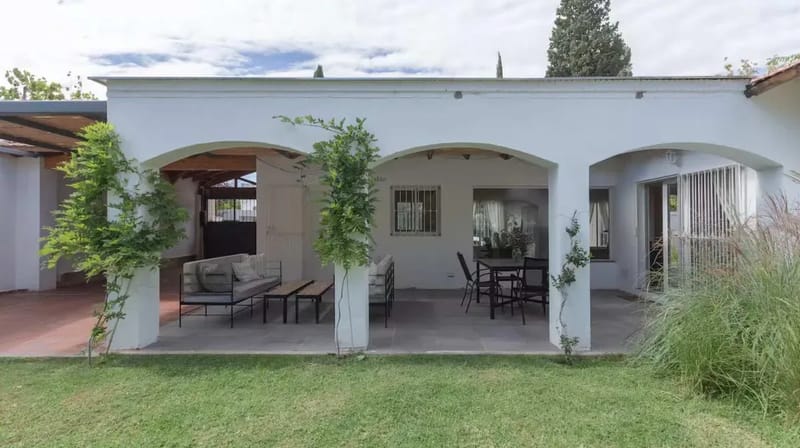 Bright 4BR Home w/ Amazing Pool in Mendoza