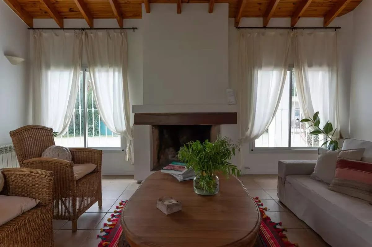 Bright 4BR Home w/ Amazing Pool in Mendoza