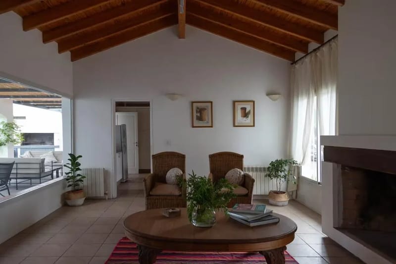 Bright 4BR Home w/ Amazing Pool in Mendoza
