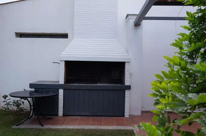 Bright 4BR Home w/ Amazing Pool in Mendoza