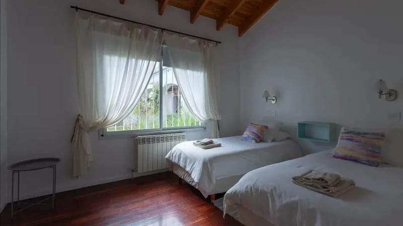 Bright 4BR Home w/ Amazing Pool in Mendoza