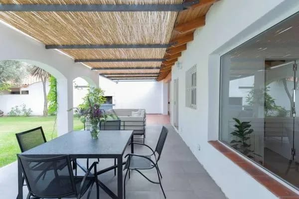 Bright 4BR Home w/ Amazing Pool in Mendoza