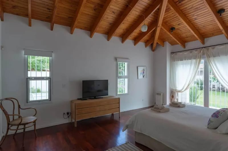 Bright 4BR Home w/ Amazing Pool in Mendoza