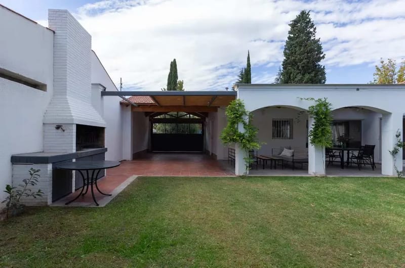Bright 4BR Home w/ Amazing Pool in Mendoza