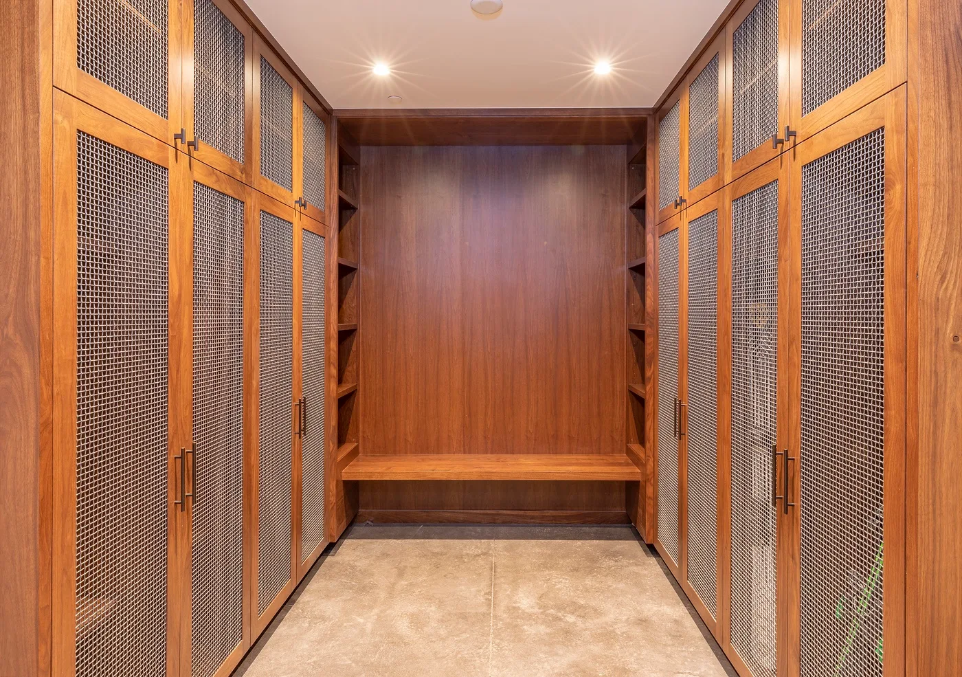 Un vestidor revestido de madera con espacio de almacenamiento a ambos lados.