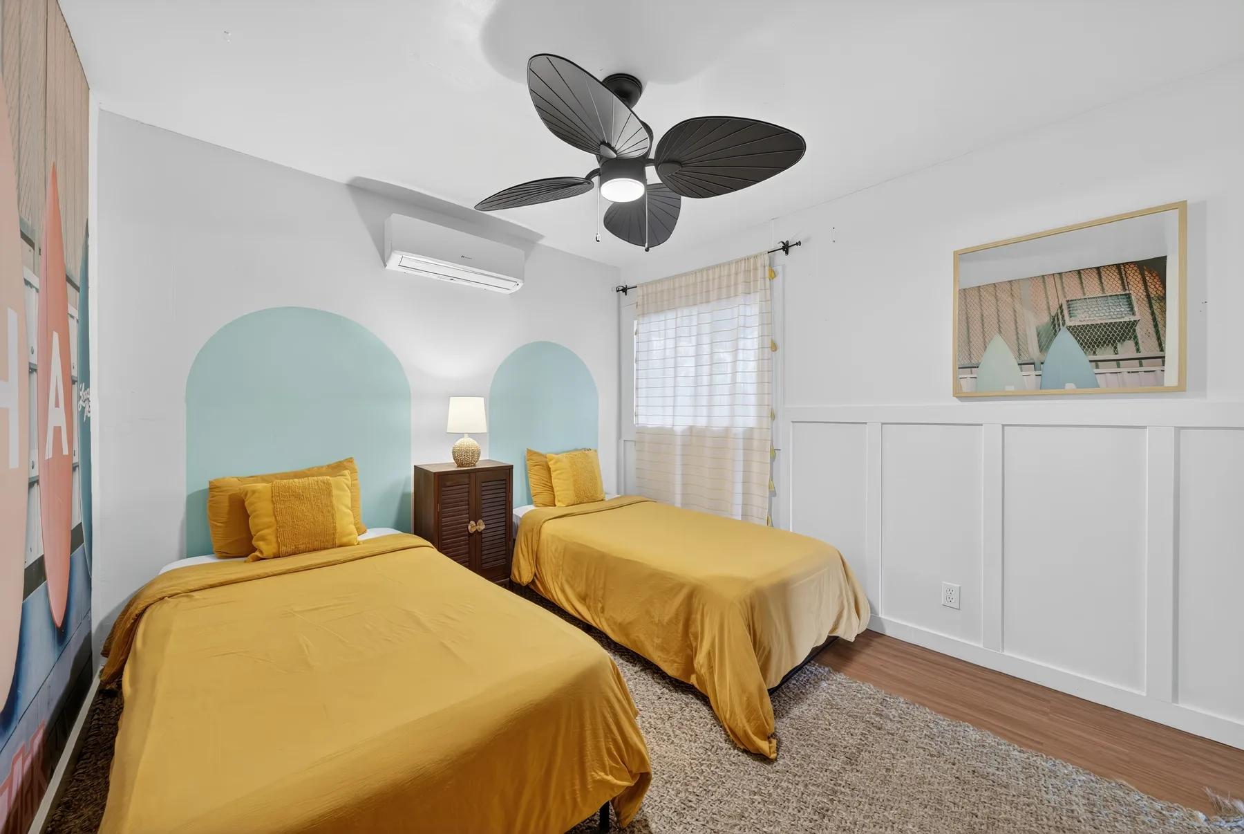 Un dormitorio con dos camas vestidas con ropa de cama amarilla mostaza.