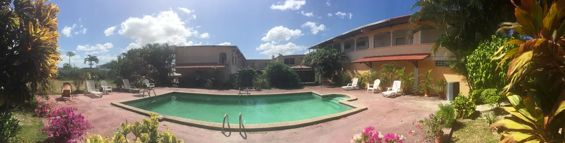 Vista panorámica de la piscina del hotel