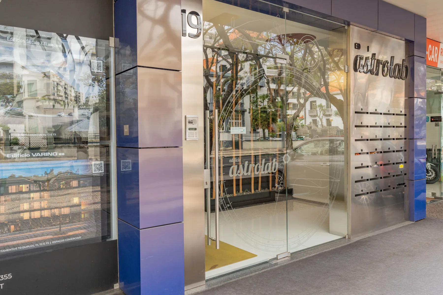 Un local a pie de calle tiene una entrada de vidrio y escaparates.