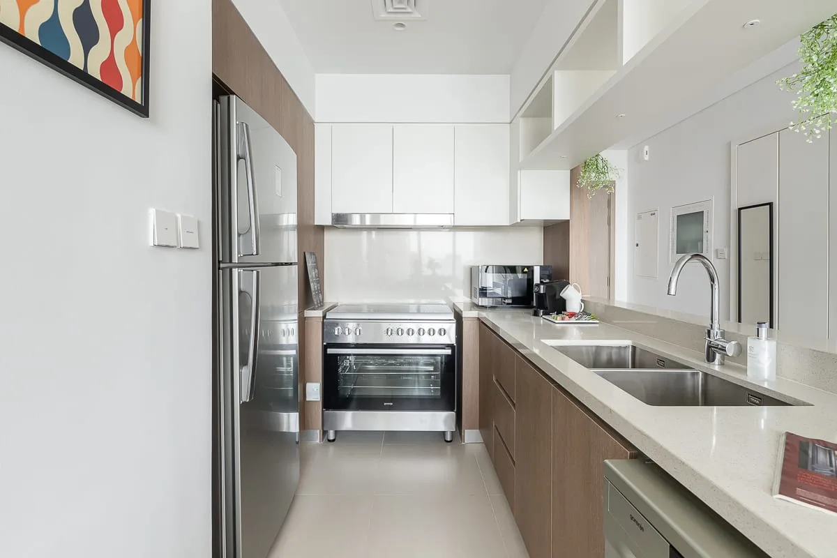 Una cocina moderna con electrodomésticos de acero inoxidable y una encimera larga.