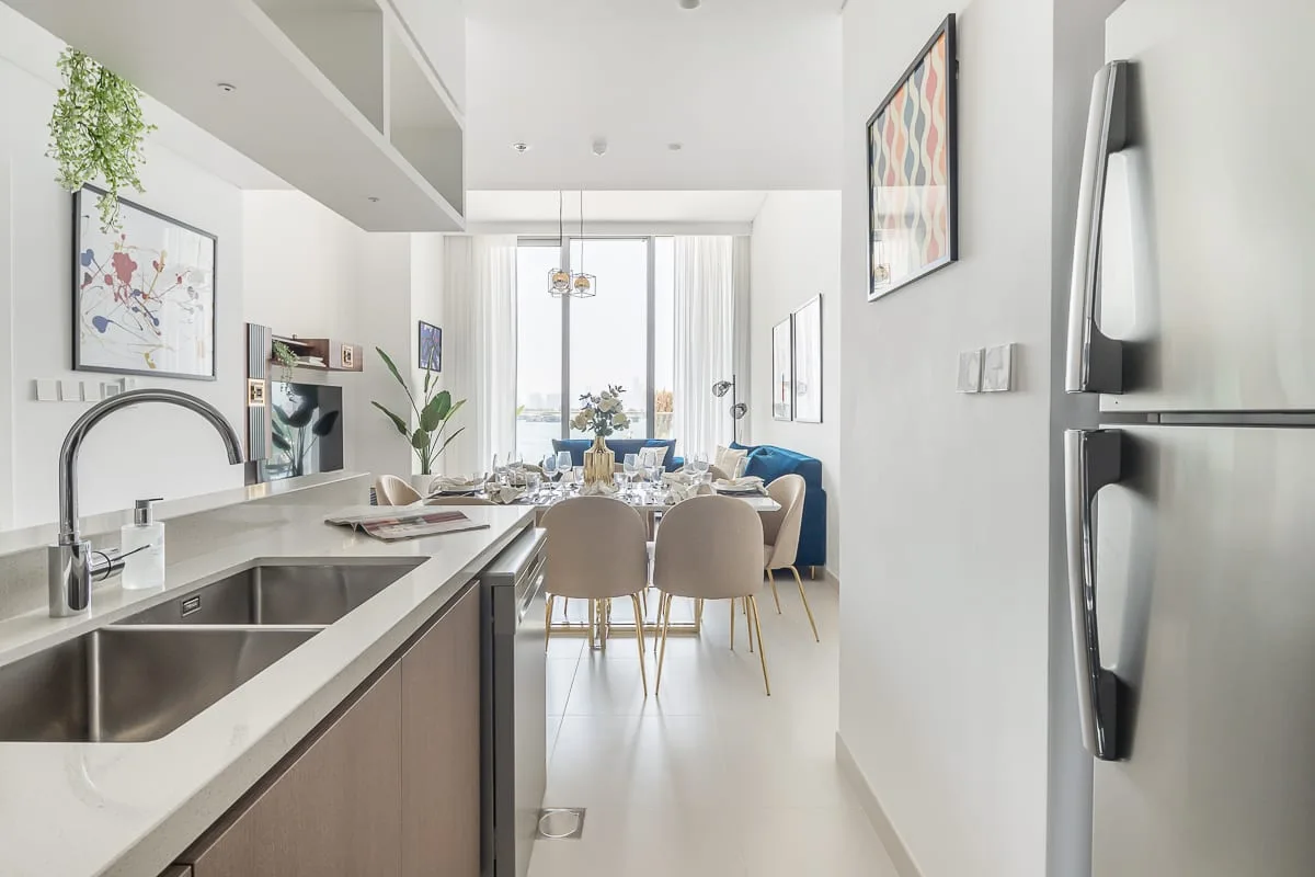 Cocina y comedor de concepto abierto con una encimera y una mesa.