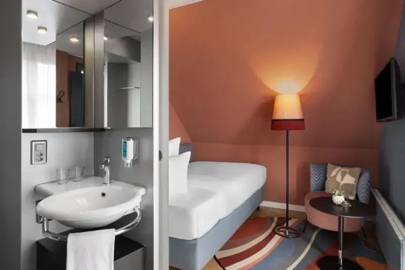 Washbasin and mirror in the single-room bathroom.