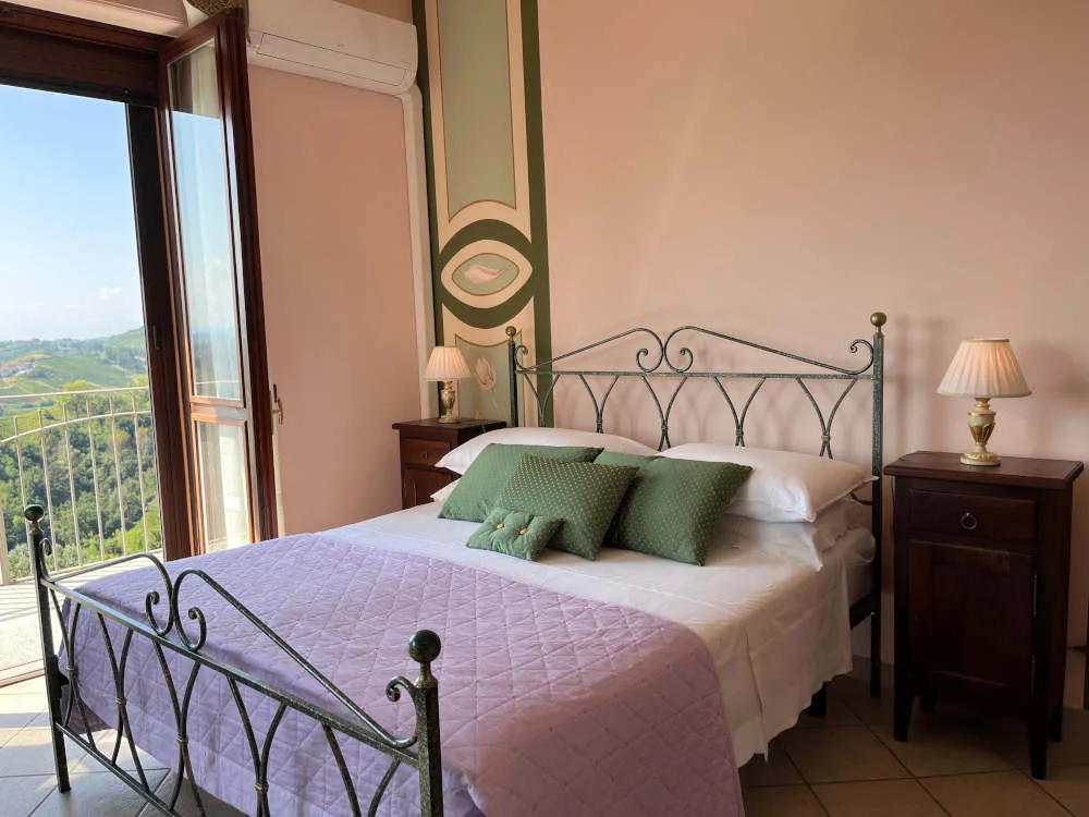 Habitación de hotel con balcón