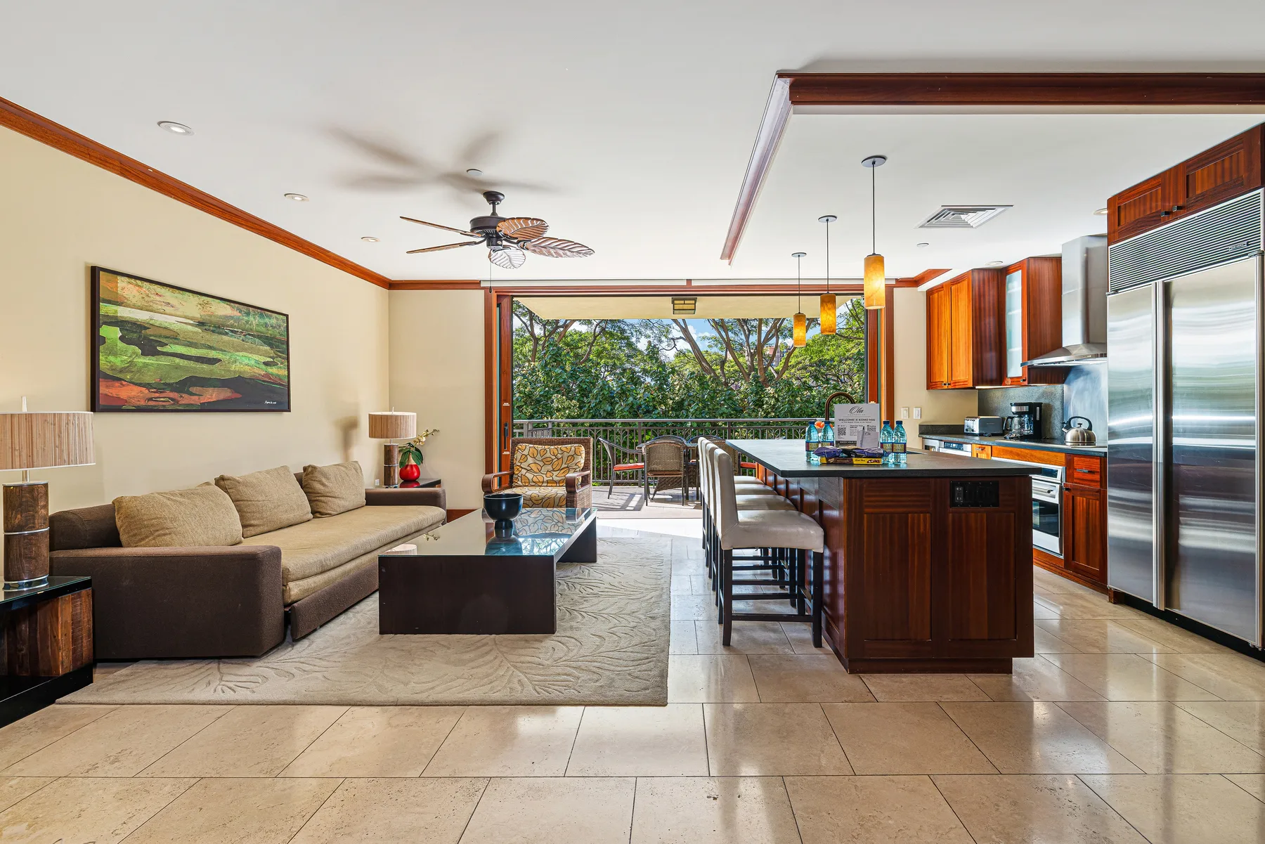 Sala de estar y cocina de concepto abierto con zona de asientos y comedor.