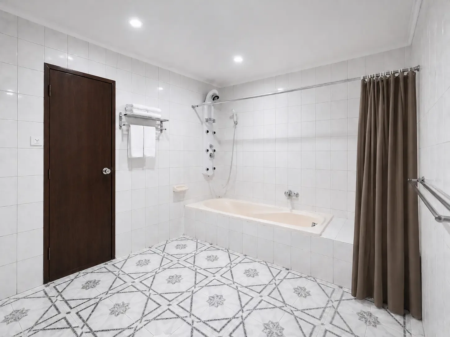 Baño de la habitación estándar con cama queen