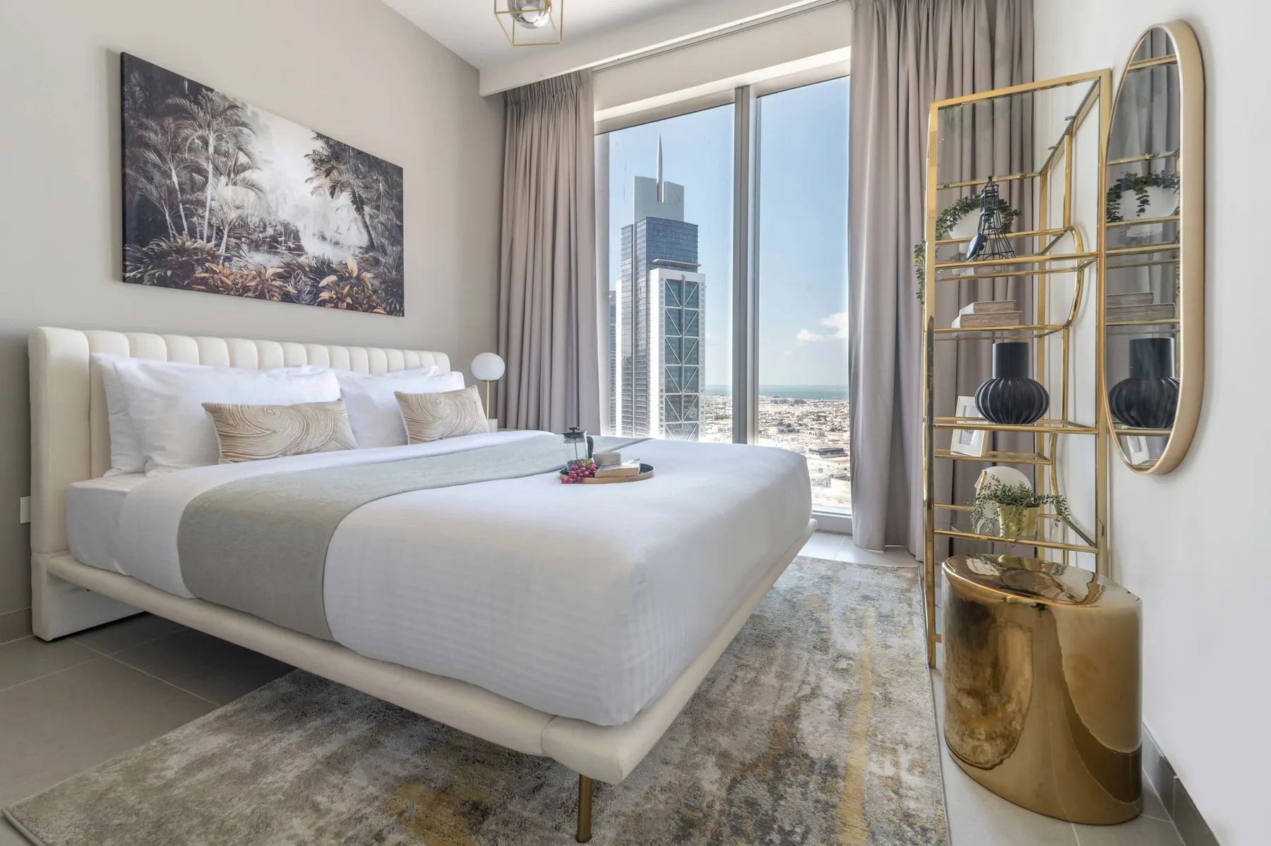 Un dormitorio luminoso con una cama grande junto a ventanas de piso a techo.