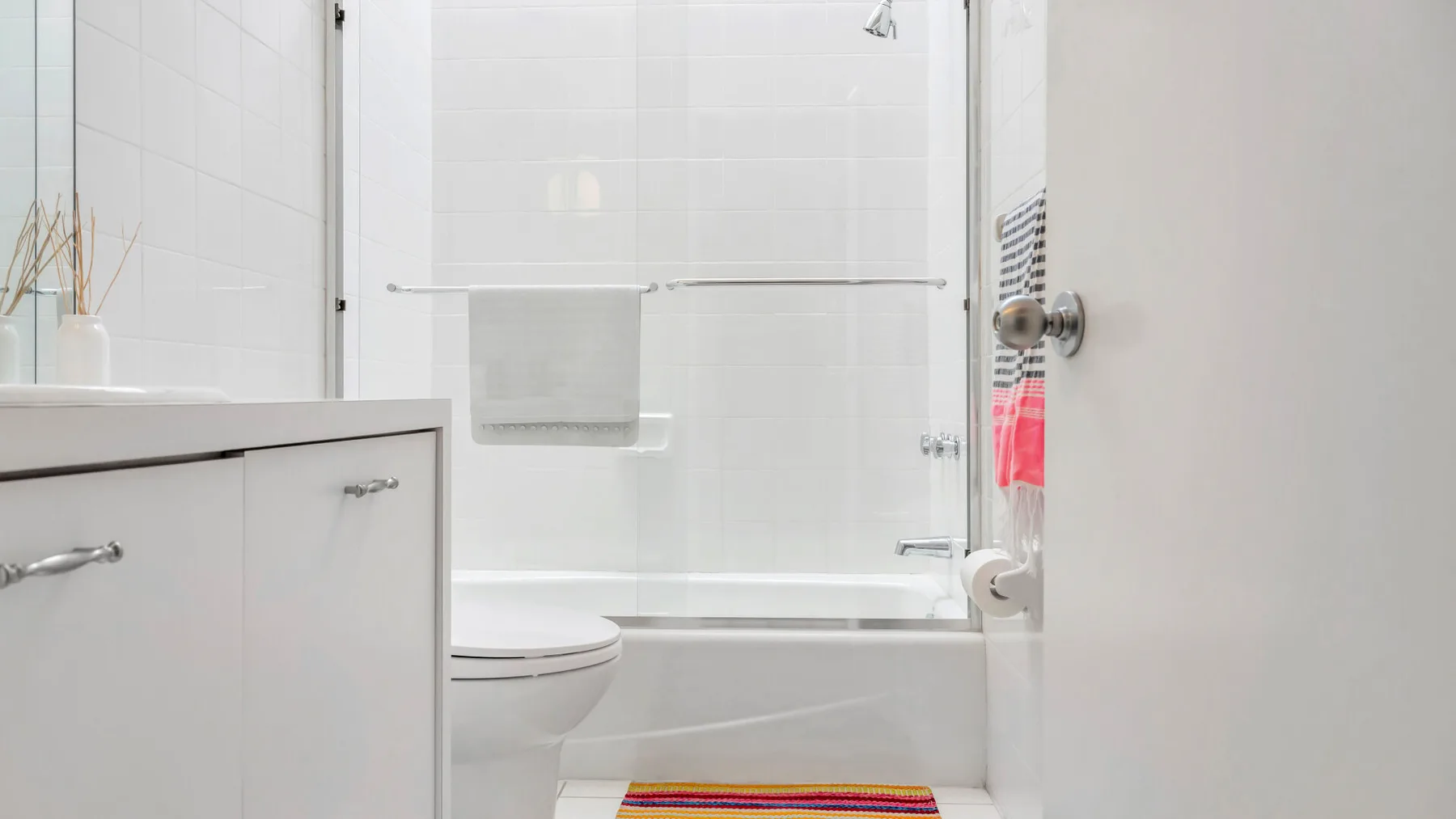 Un baño luminoso con bañera y lavabo.