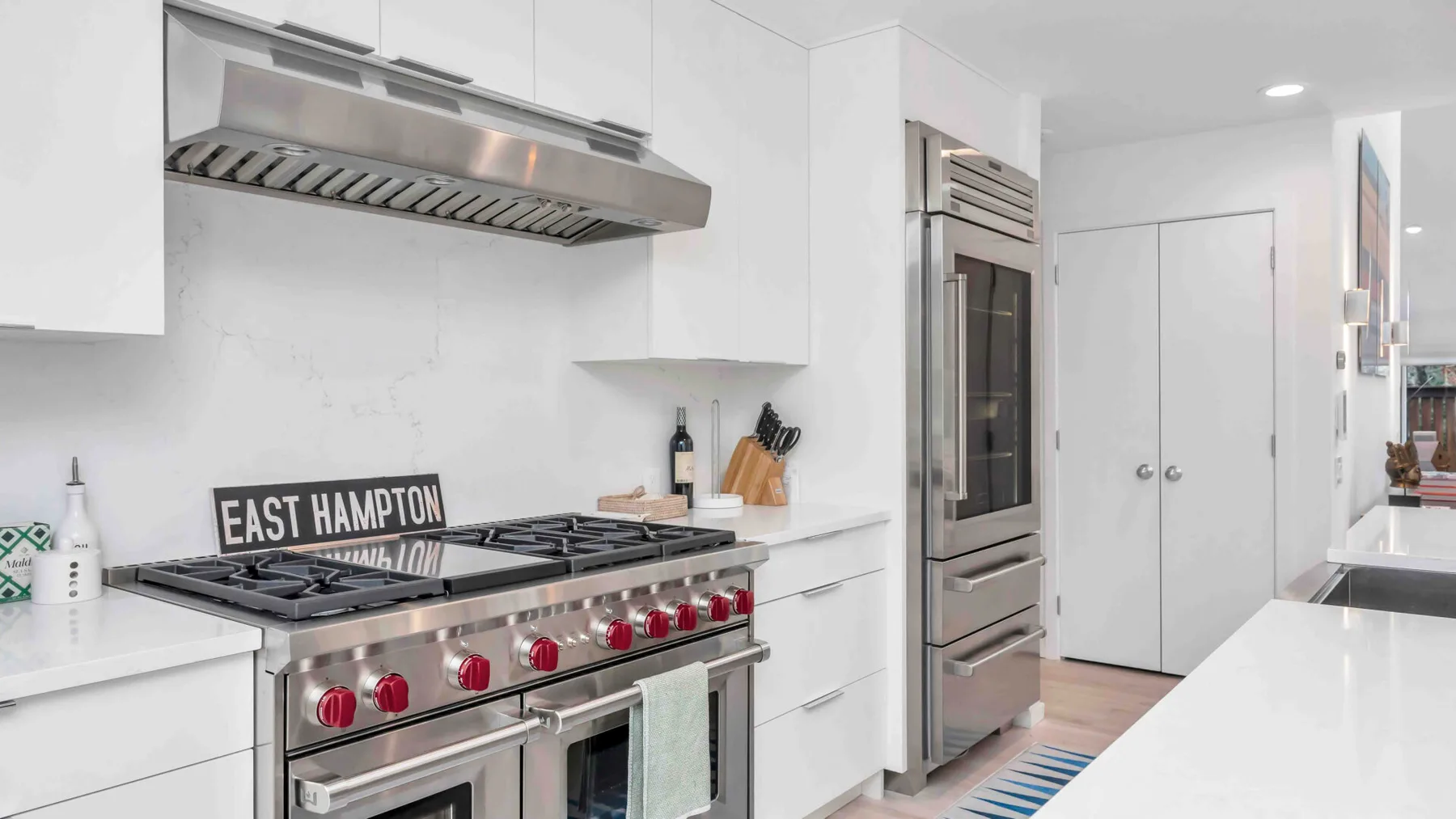 Una cocina moderna y luminosa con una estufa amplia y electrodomésticos de acero inoxidable.