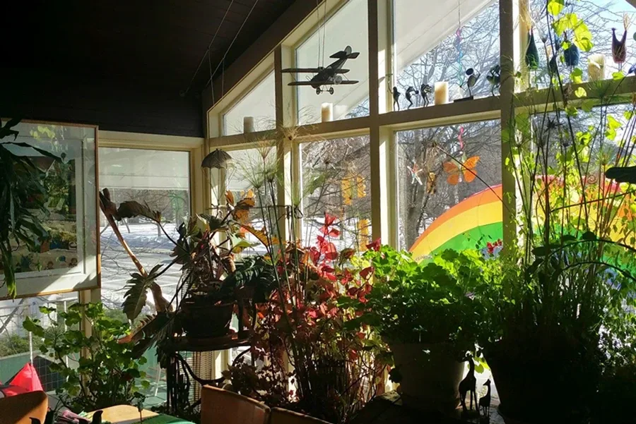 Comedor con plantas y detalles de vitrales.