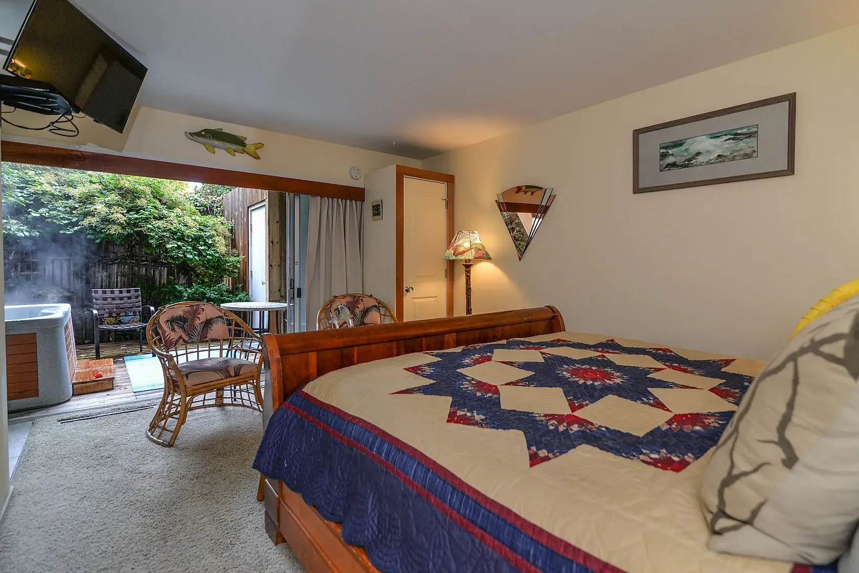 Habitación Laguna Beach con cama y acceso al patio.