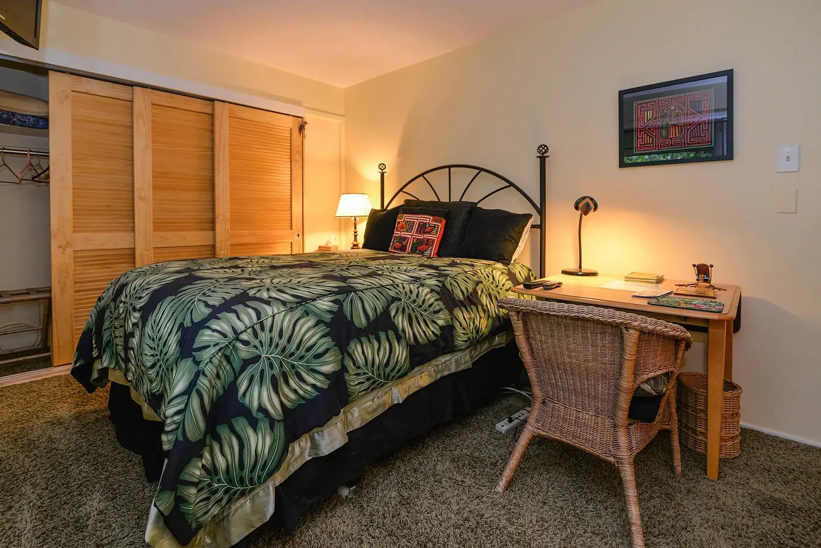 Habitación con cama, escritorio y zona de estar.