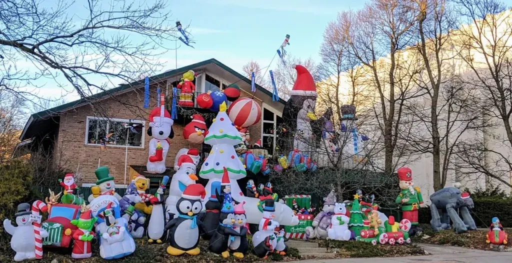 Exterior del alojamiento con desayuno decorado para Navidad.