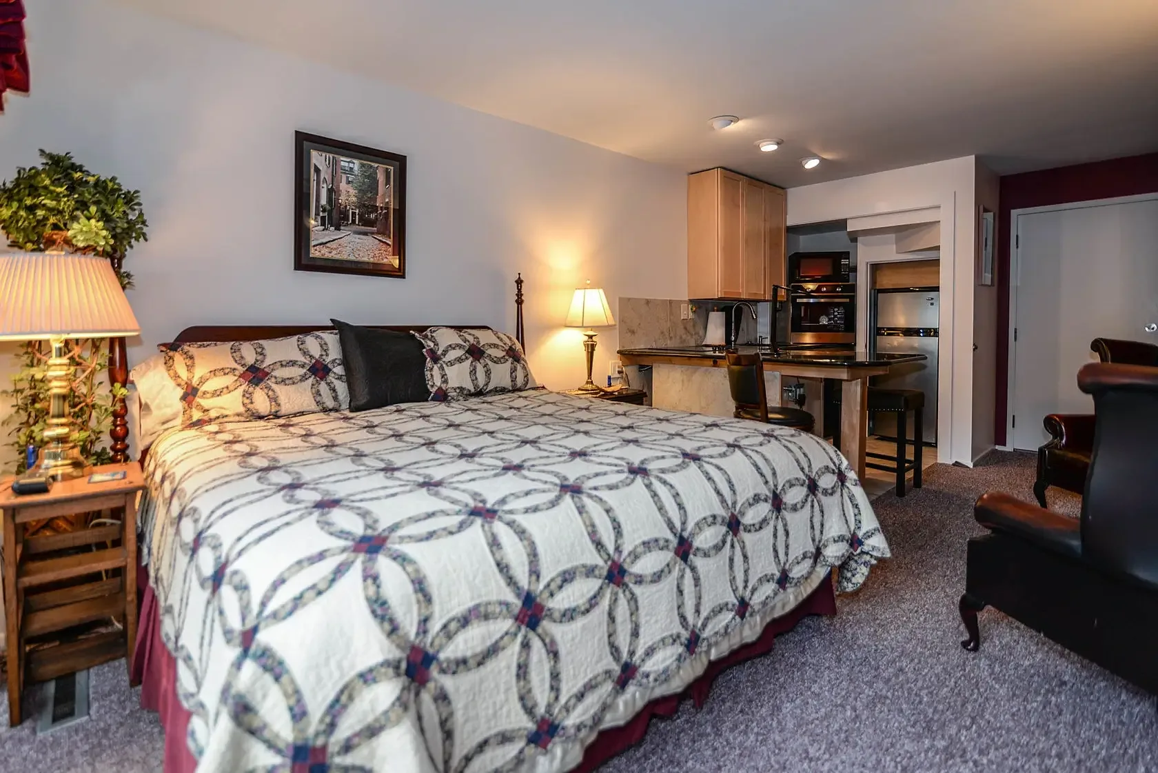Estudio Freedom Trail con cama, cocina pequeña y zona de estar.