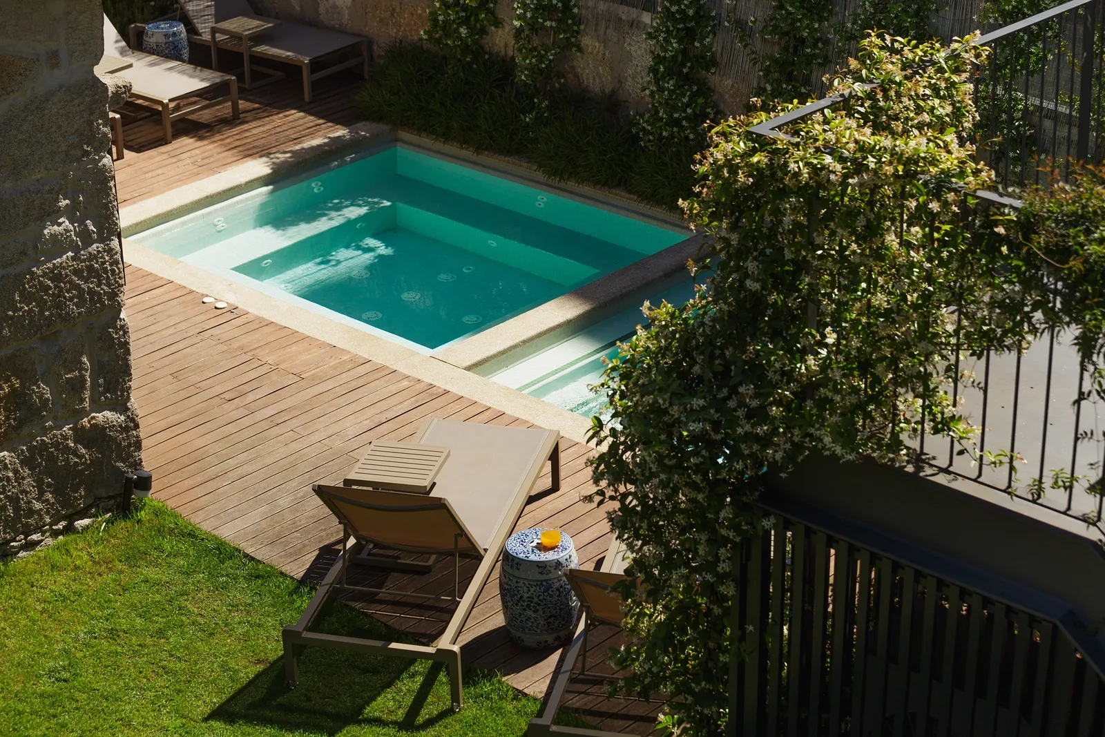 Outdoor pool at Torel Saboaria