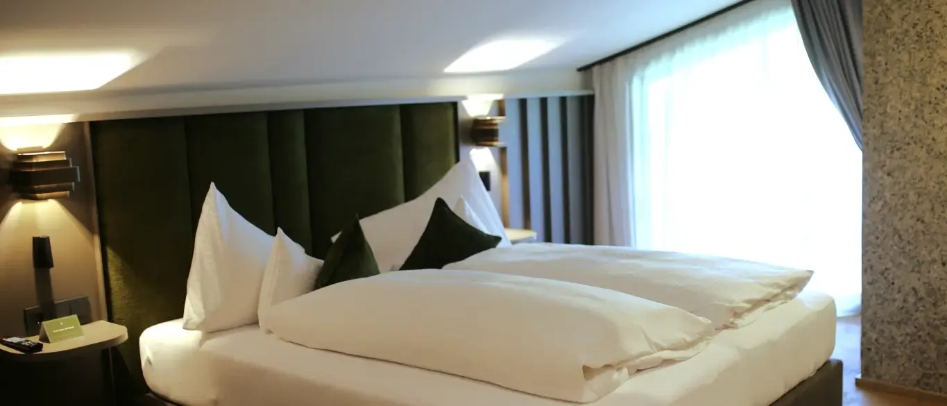 Double room with a large bed and modern curtains