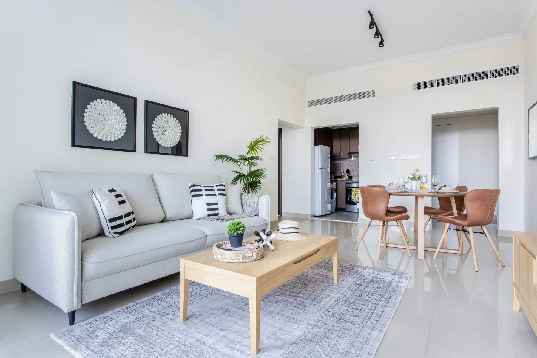 Una luminosa sala de estar y comedor con sofá, mesa de centro y comedor.