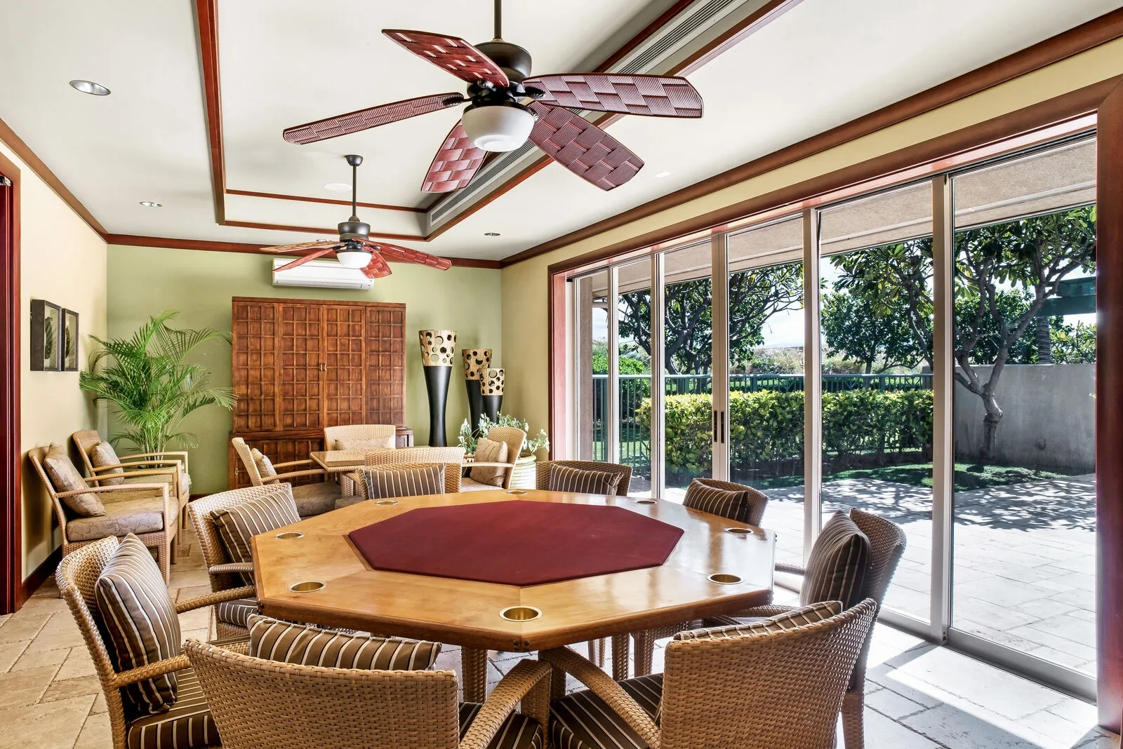Un comedor con una mesa grande y ventanales que dan a una zona verde.