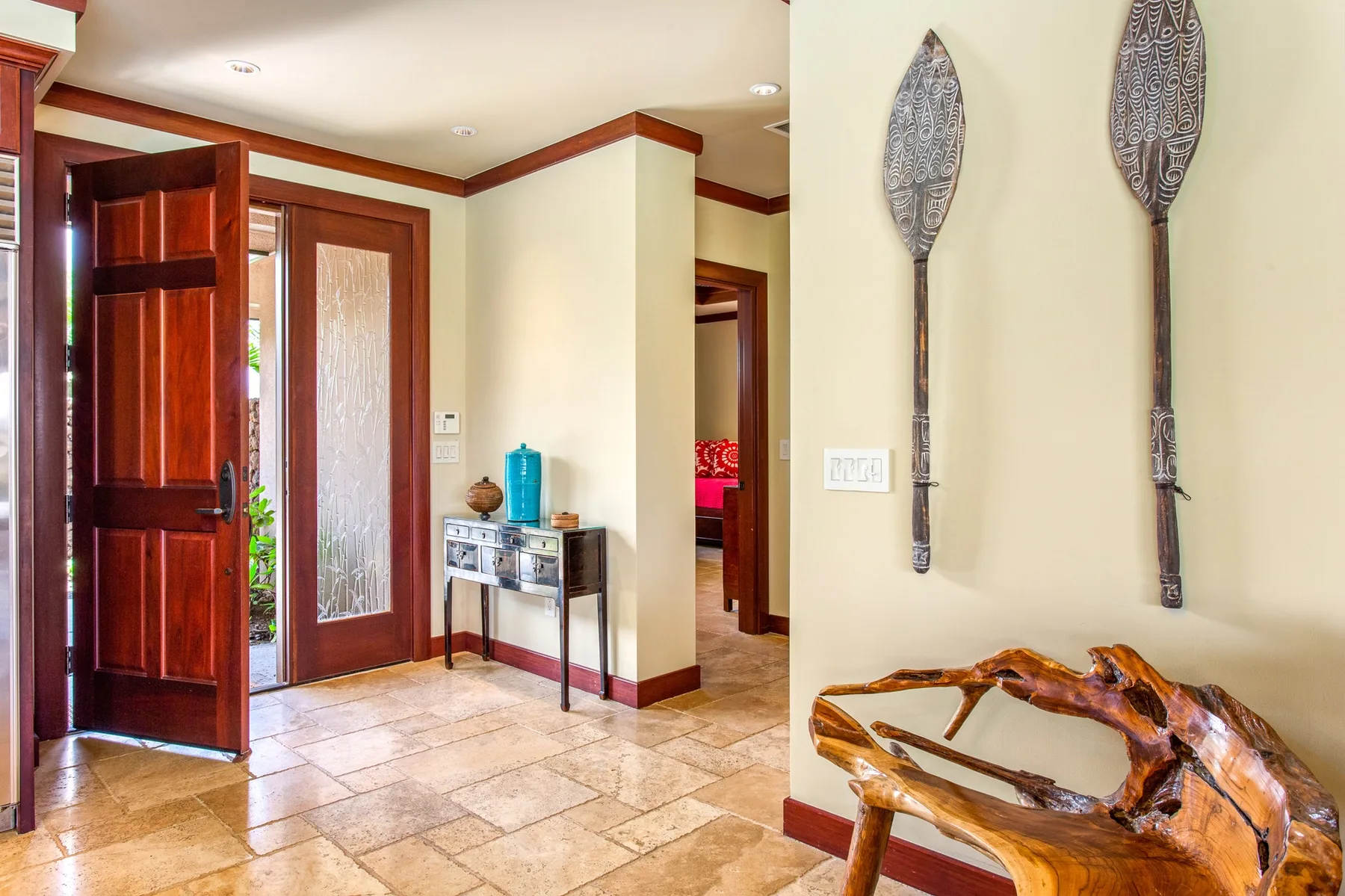 Una entrada interior con puertas de madera y adornos en la pared.