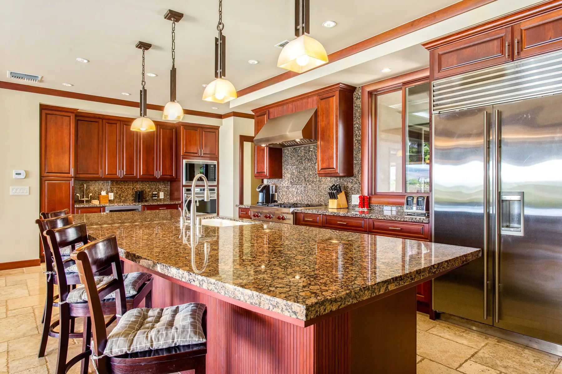 Una cocina amplia con gabinetes de madera y una gran isla central.