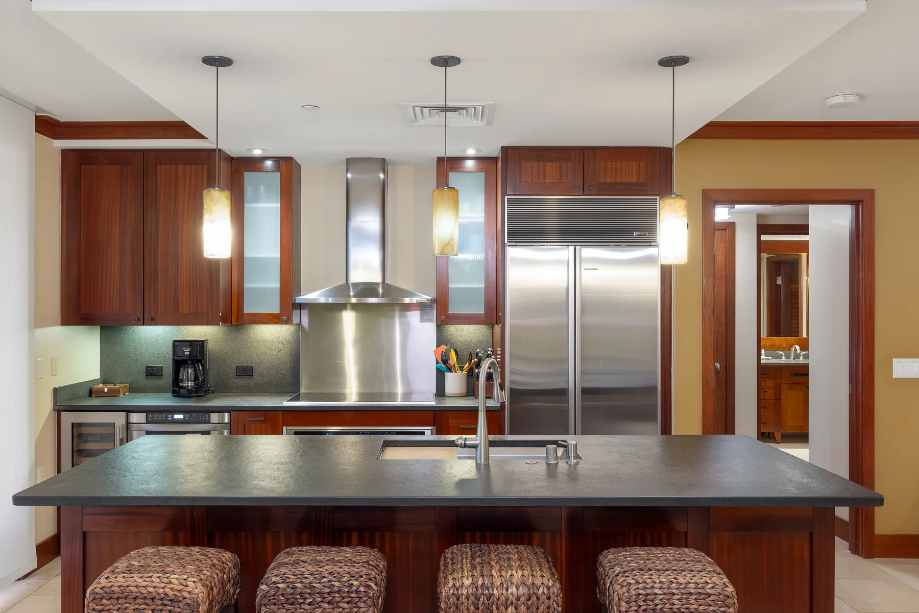Una cocina moderna con una isla amplia y electrodomésticos de acero inoxidable.